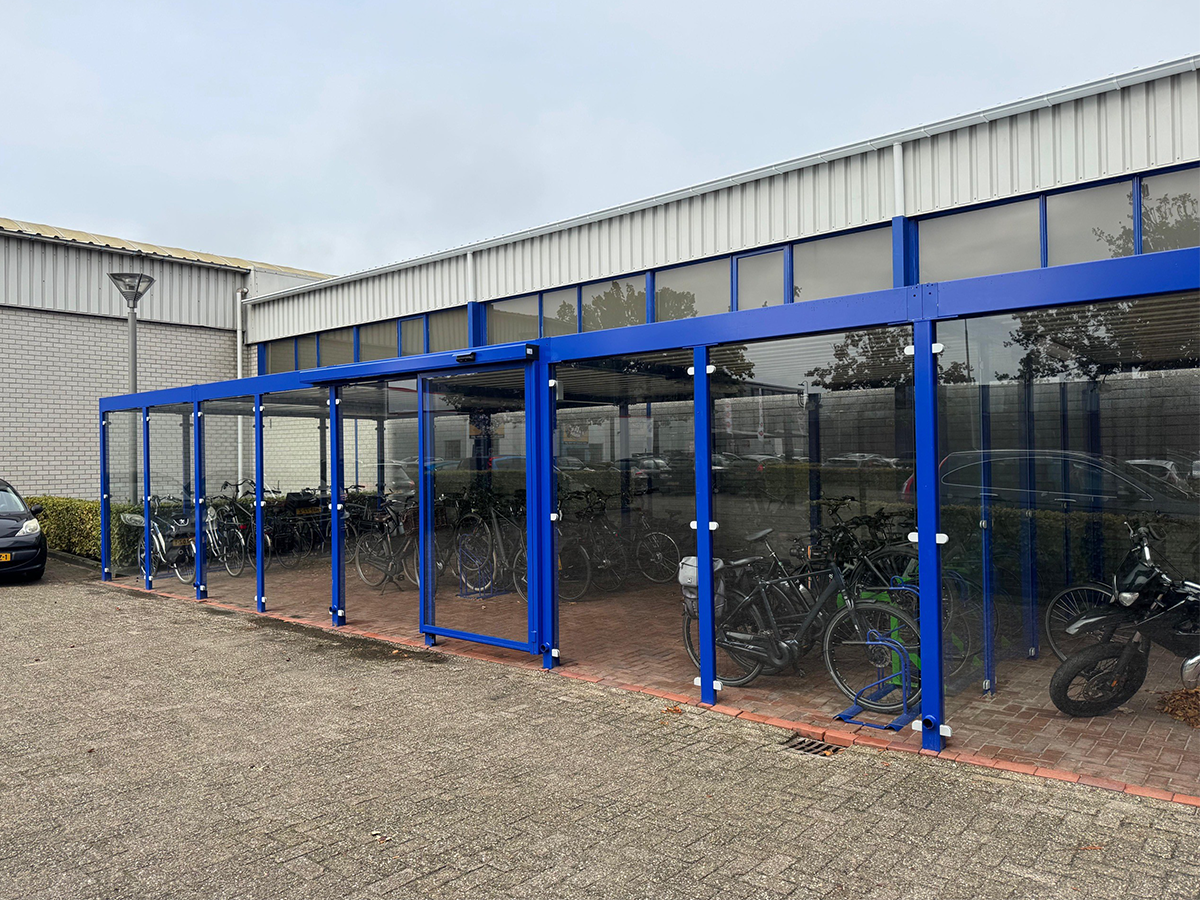 Automatische Schiebetür für Mitarbeiter-Fahrradabstellanlage