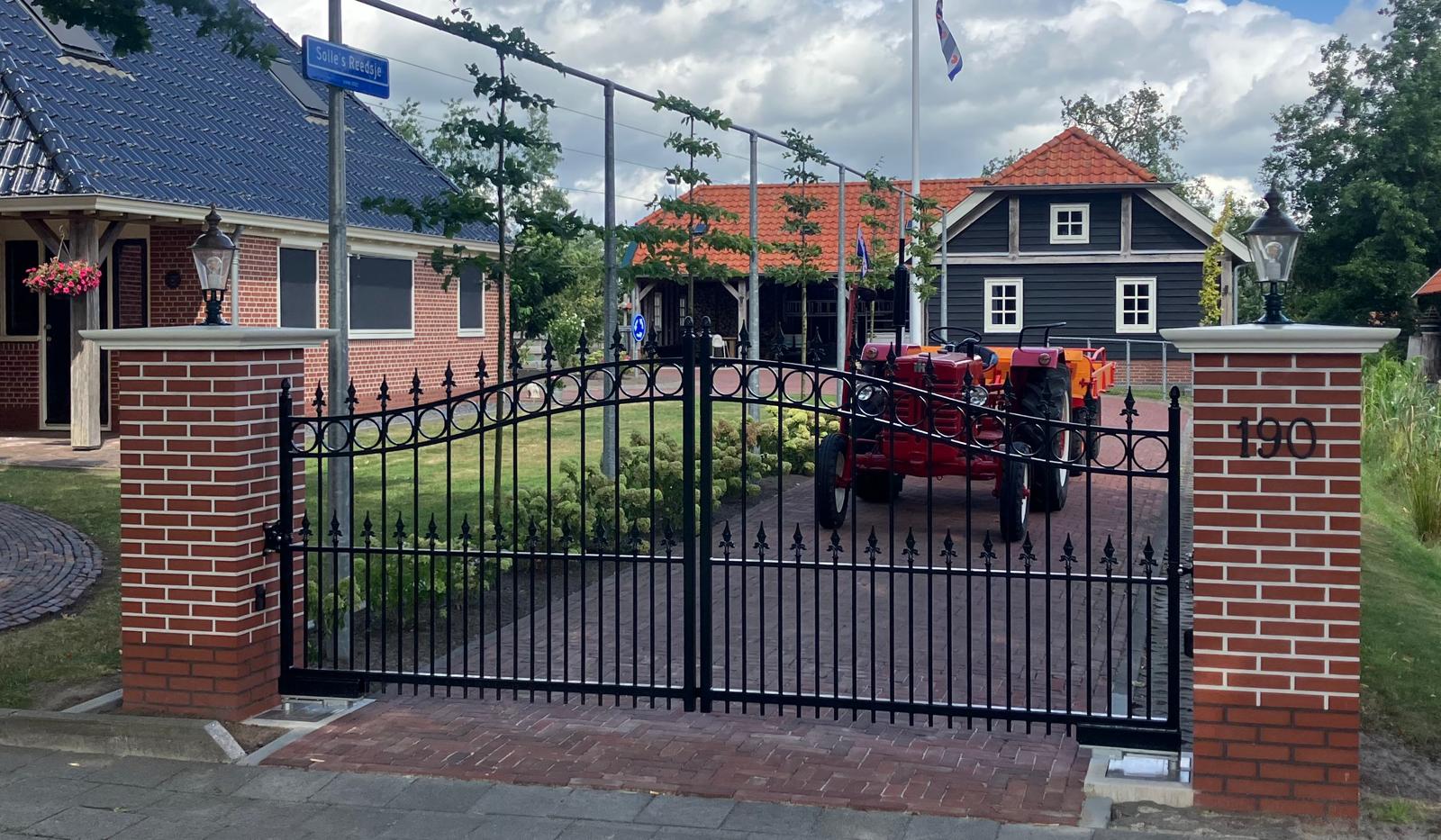 Prefab vorbereitete private Toranlage mit Drehtorantrieb Unterflur